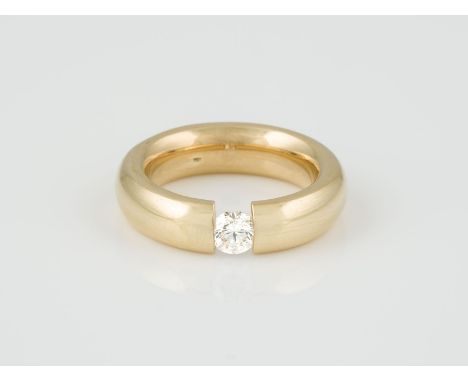 RING Gelbgold. Ringmaß ca 56, Ges.-Gew. ca. 18,3 g. Gest. 750, Caratangabe des Diamanten geritzt. Ein Brillant, ca. 0,51 ct.