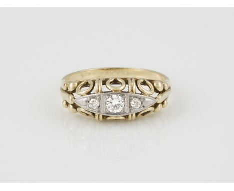 RING Gelbgold, Weißgold. Ringmaß ca. 51, Ges.-Gew. ca. 2,7 g. Gest. 585. Drei Diamanten im Alt- und Brillantschliff, zusammen