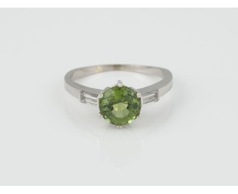 RING Platin. Ringmaß ca. 55, Ges.-Gew. ca. 4,1 g. Gest. Pt., Herstellersignet 'Richarz'. Zwei Diamanten im Baguetteschliff, z