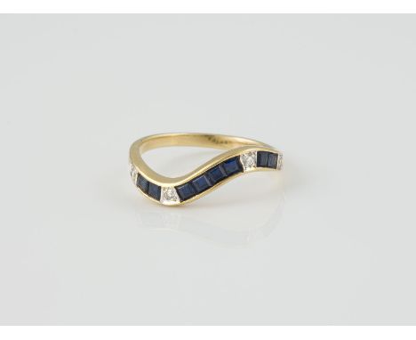 RING Gelbgold, Weißgold. Ringmaß ca. 54, Ges.-Gew. ca. 2,7 g. Gest. 18 K. Vier Brillanten, zusammen ca. 0,04 ct., acht Saphir