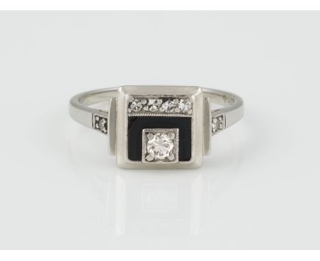 RING Weißgold. Ringmaß ca. 51, Ges.-Gew. ca. 2,7 g. Gest. 18 Ct.. Sieben Diamanten im 8/8- und Altschliff, zusammen ca. 0,10 