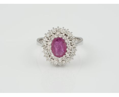 RING Weißgold. Ringmaß ca. 56, Ges.-Gew. ca. 6 g. Gest. 585. Ein oval facettierter Rubin, ca. 0,90 ct., 0,60 ct. Leicht besch