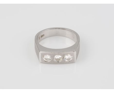 RING Weißgold. Ringmaß ca. 58, Ges.-gew. ca. 7,0 g. Gest. 585, Herstellersignet, Ritzgravur. Drei Brillanten, zusammen ca. 0,