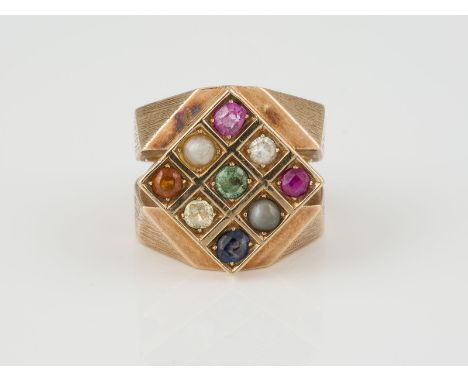 RING Rotgold. Ringmaß ca. 60, Ges.-Gew. ca. 23,4 g. Gest. 585. Acht Steine und eine Perle, Steine rund facettiert und als Cab