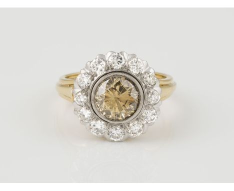 RING Gelbgold, Weißgold. Ringmaß ca. 54, Ges.-Gew. ca. 7,3 g. Gest. 750. Ein Brillant, ca. 1,55 ct., 12 Brillanten, zusammen 