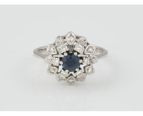 RING Weißgold. Ringmaß ca. 58, Ges.-Gew. ca. 4,8 g. Gest. 585. Ein oval facettierter Saphir, ca. 0,60 ct., 12 Diamanten im Br