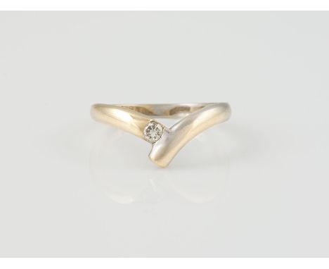 RING Gelbgold, Weißgold. Ringmaß ca. 57,5, Ges.-Gew. ca. 3,3 g. Gest. 585. Ein Brillant, ca. 0,10 ct.