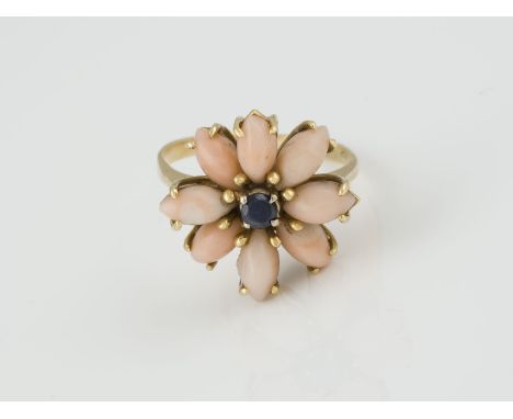 RING Gelbgold. Ringmaß ca. 58, Ges.-Gew. ca. 5,6 g. Gest. 750. Acht Korallenstücke, ein rund facettierter Saphir, ca. 0,12 ct