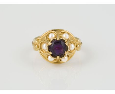 RING Gelbgold. Ringmaß ca. 53, Ges.-Gew ca. 5,5 g. Gest. 750. Ein Amethyst-Cabochon, Unterseite facettiert, ca. 1,20 ct., sec