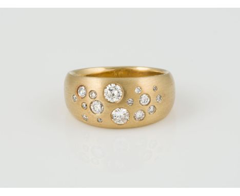 RING Gelbgold. Ringmaß ca. 52,5, Ges.-Gew. ca. 10,7 g. Gest. 750, Herstellermonogramm 'LR'. 16 Diamanten im 8/8- und Brillant