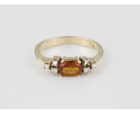 RING Gelbgold. Ringmaß ca. 53, Ges.-Gew. ca. 2,9 g. Gest. 585. Ein oval facettierter Citrin, ca. 0,50 ct., sechs Brillanten, 
