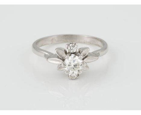 RING Weißgold. Ringmaß ca. 52, Ges.-Gew. ca. 4,2 g. Geprüft 18 K. Ein Brillant, ca. 0,35 ct., zwei Brillanten, zusammen ca. 0