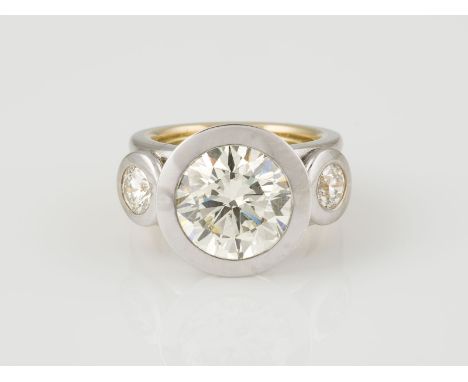 RING - BRILLANT CA. 6.80 CT. Gelbgold, Weißgold. Ringmaß ca. 53, Ges.-Gew. ca. 29,88 g. Geprüft 18 K. Ein natürlicher Diamant