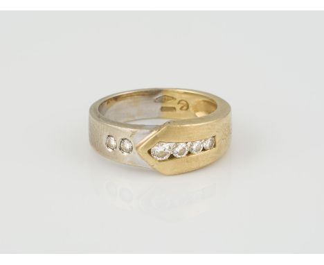 RING Gelbgold, Weißgold. Ringmaß ca. 51, Ges.-Gew. ca. 6,3 g. Gest. 750, italienische Punzierung, Herstellersignet. Sechs Bri
