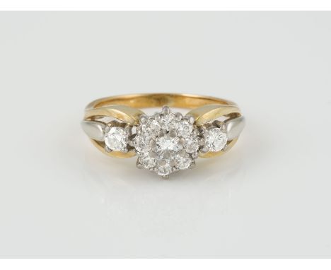 RING Gelbgold, Weißgold. Ringmaß ca. 57, Ges.-Gew. ca. 6,1 g. Gest. 585. 11 Brillanten, zusammen ca. 0,90 ct.