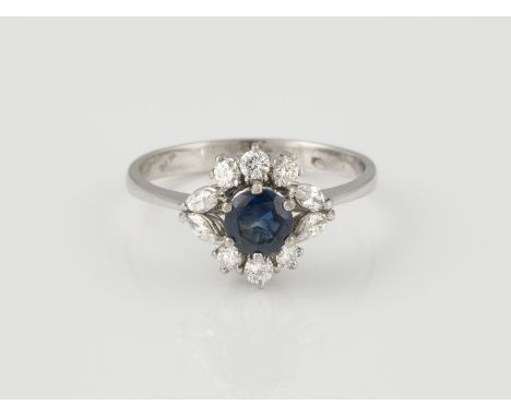 RING Weißgold. Ringmaß ca. 55, Ges.-Gew. ca. 3,3 g. Gest. 18 K, italienische Punzierung für Provinz Alessandria. Ein rund fac