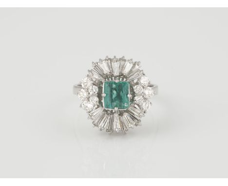 RING Weißgold. Ringmaß ca. 54, Ges.-Gew. ca. 5,8 g. Gest. 750, Caratangabe der Steine geritzt. Ein Smaragd, ca. 1,10 ct., 28 