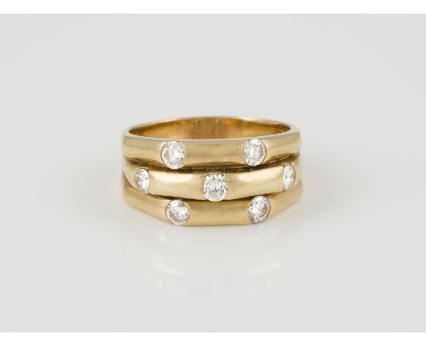 RING Gelbgold. Ringmaß ca. 59,5, Ges.-Gew. ca. 10,2 g. Gest. 750. Sieben Brillanten, zusammen ca. 0,75 ct. Schienengröße geän