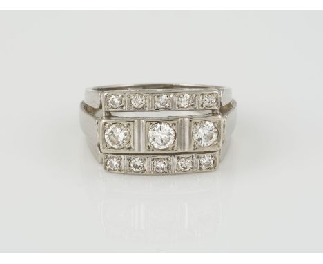 RING Weißgold. Ringmaß ca. 56, Ges.-Gew. ca. 6,1 g. Gest. 585. 13 Brillanten, zusammen ca. 0,75 ct. Minimal besch.