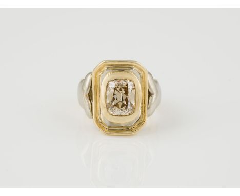 RING - DIAMANT CA. 3.50 CT. Gelbgold, Weißgold. Ringmaß ca. 57, Ges.-Gew. ca. 17,05 g. Gest. 750. Ein Diamant im modifizierte