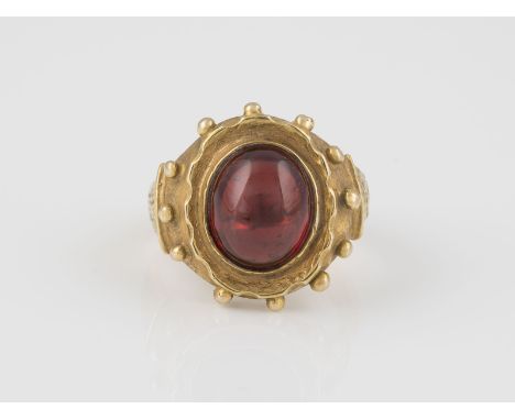 RING Gelbgold. Ringmaß ca. 56, Ges.-Gew. ca. 11,9 g. Gest. 585. Ein roter Farbstein-Cabochon, ca. 11,6 x 9,6 x 6,4 mm.