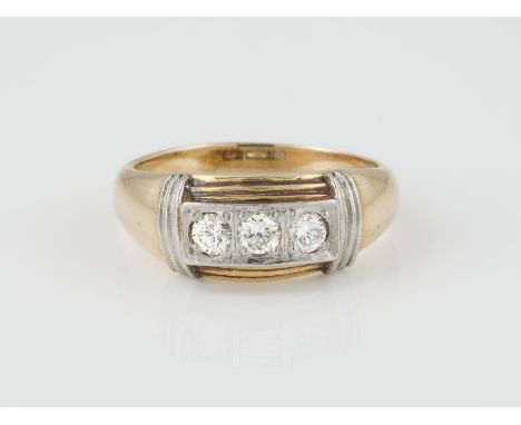 RING Gelbgold, Weißgold. Ringmaß ca. 55, Ges.-Gew. ca. 7,5 g. Gest. 585, Caratangabe der Diamanten geritzt. Drei Brillanten, 