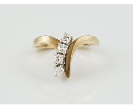 RING Gelbgold, Weißgold. Ringmaß ca. 52, Ges.-Gew. ca. 4,9 g. Gest. 585. Vier Brillanten, zusammen ca. 0,20 ct.