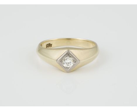 RING Gelbgold, Weißgold. Ringmaß ca. 58, Ges.-Gew. ca. 6,9 g. Gest. 585, Caratangabe des Diamanten geritzt. Ein Brillant, ca.
