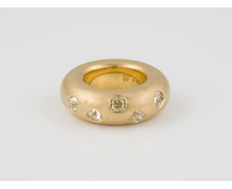 RING Gelbgold. Ringmaß ca. 54, Ges.-Gew. ca. 62,4 g. Gest. 750, Herstellersignet. Fünf Diamanten, zusammen ca. 2,25 ct. Part.