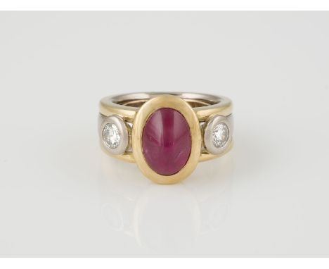 RING Gelbgold, Weißgold. Ringmaß ca. 54, Ges.-Gew. ca. 23,7 g. Geprüft 18 K. Ein ovaler, wohl synthetischer Rubin-Cabochon, c