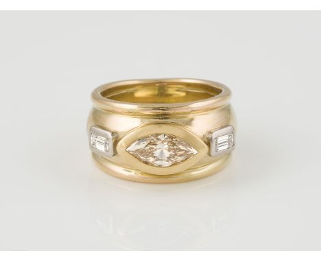 RING Gelbgold, Weißgold. Ringmaß ca. 55, Ges.-Gew. ca. 15,7 g. Gest. 585, Herstellersignet. Ein Diamant im Navetteschliff, ca
