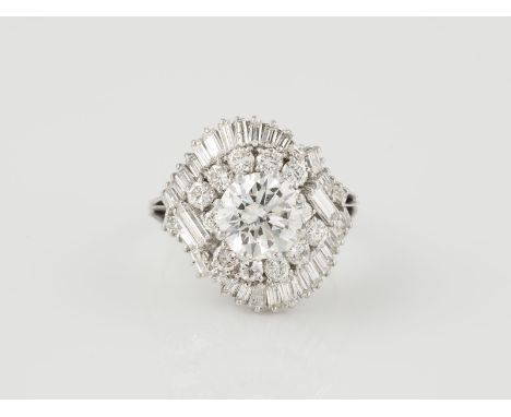 RING - BRILLANT CA. 2.00 CT. Platin. Ringmaß ca. 55, Ges.-Gew. ca. 8,3 g. Schiene gest. Pt.. Ein  natürlicher Diamant im Bril