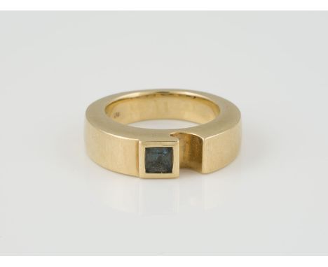 RING Gelbgold. Ringmaß ca. 57, Ges.-Gew. ca. 16 g. Gest. 750. Ein hellblauer Farbstein, ca. 4,26 x 4,26 mm, Höhe nicht messba