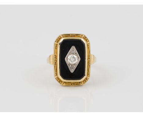 RING Gelbgold, wohl Platin. Ringmaß ca. 51, Ges.-Gew. ca. 6,2 g. Gest. 750. Ein Brillant, ca. 0,15 ct. Onyxplättchen. Leichte