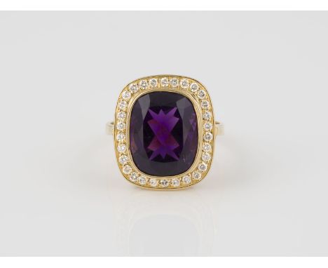RING Gelbgold. Ringmaß ca. 53, Ges.-Gew. ca. 6,3 g. Gest. 18 K. Ein Amethyst, ca. 6,0 ct., 30 Brillanten, zusammen ca. 0,30 c