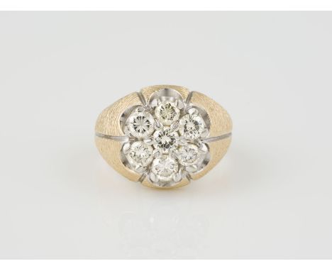 RING Gelbgold, Weißgold. Ringmaß ca. 56,5, Ges.-Gew. ca. 13,8 g. Gest. 585, Herstellersignet 'Artcrest'. Sieben Brillanten, z
