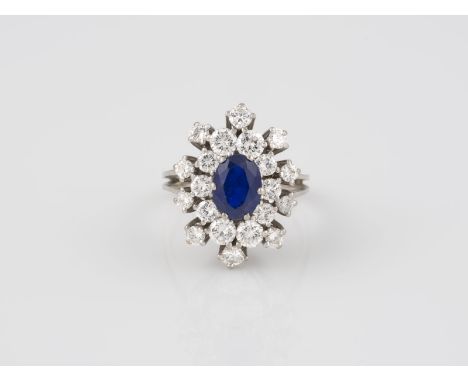 RING Weißgold. Ringmaß ca. 54, Ges.-Gew. ca. 7,2 g. Gest. 750, Herstellersignet. Eine Saphir-Doublette, ca. 8,1 x 5,7 x 3,1 m