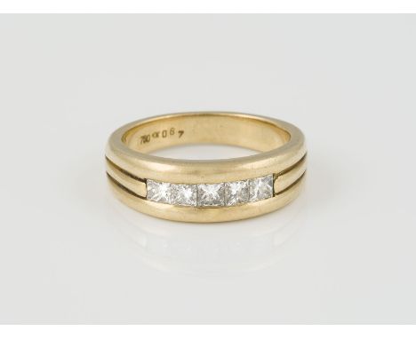 RING Gelbgold. Ringmaß ca. 54, Ges.-Gew. ca. 7,3 g. Gest. 750, Caratangabe der Diamanten gemarkt, Herstellersignet. Fünf Diam