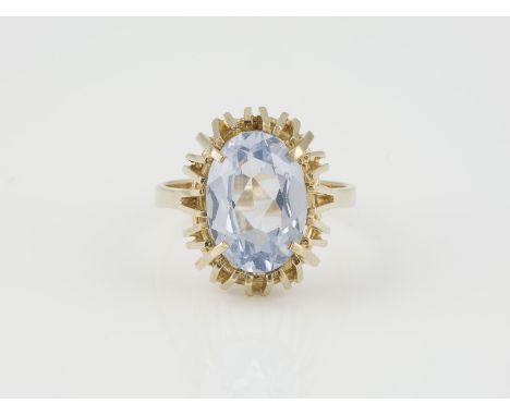 RING Gelbgold. Ringmaß ca. 59, Ges.-Gew. ca. 5 g. Gest. 333, Herstellersignet. Ein oval facettierter Spinell, ca. 5,70 ct. Mi