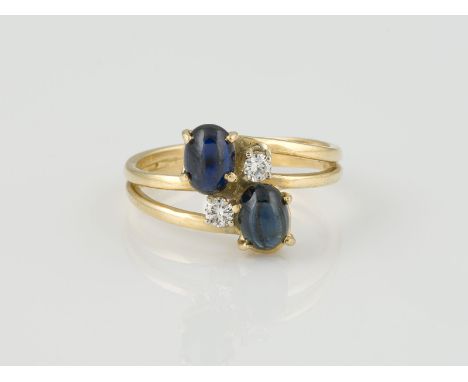 RING Gelbgold. Ringmaß ca. 52, Ges.-Gew. ca. 3,4 g. Gest. 18 K. Zwei Saphire im Cabochonschliff, zusammen ca. 1,20 ct., zwei 