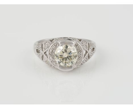 RING Weißgold. Ringmaß ca. 53, Ges.-Gew. ca. 5,8 g. Gest. 750, wohl Herstellersignet 'YL',. Ein Brillant, ca. 1,25 ct. 26 kle