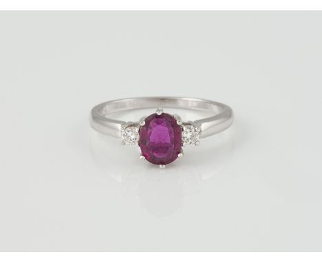 RING Weißgold. Ringmaß ca. 53, Ges.-Gew. ca. 2,4 g. Geprüft 14 K, Punzierungen verschlagen. Ein oval facettierter Rubin, ca. 