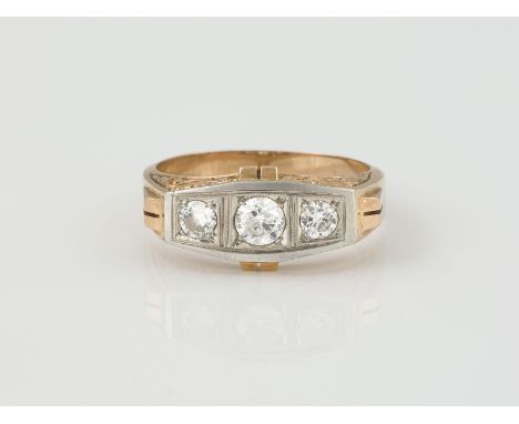 RING Gelbgold, wohl Platin. Ringmaß ca. 60, Ges.-Gew. ca. 8,4 g. Gest. 585. Drei Diamanten im Brillant- und Altschliff, zusam