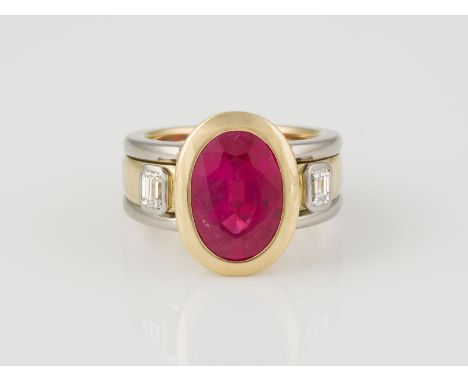 RING Gelbgold, Weißgold. Ringmaß ca. 54, Ges.-Gew. ca. 24,0 g. Gest. 750. Ein oval facettierter, synthetischer Rubin, ca. 6,3