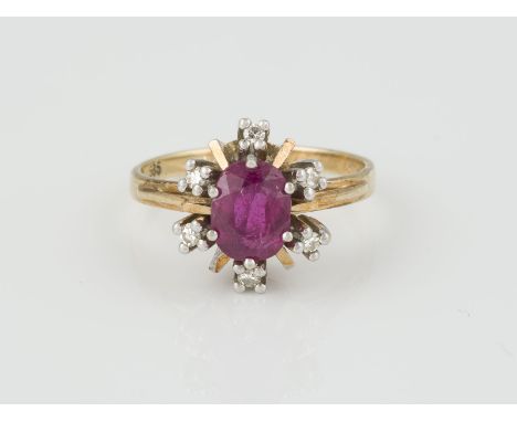 RING Gelbgold, Weißgold. Ringmaß ca. 51 , Ges.-Gew. ca. 3,4 g. Gest. 585, Caratangabe der Diamanten gemarkt. Sechs Diamanten 