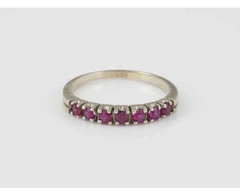 RING Gelbgold. Ringmaß ca. 54, Ges.-Gew. ca. 2,4 g. Gest. 750. Sieben rund facettierte Rubine, zusammen ca. 0,30 ct. Leichte 