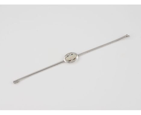 ARMBAND Weißgold. L. 19 cm, Ges.-Gew. ca. 13 g. Gest. 585. Ein ovaler Opal-Cabochon, verso geschlossen gearbeitet, Höhe nicht
