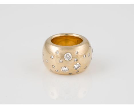 RING Gelbgold. Ringmaß ca. 46,5, Ges.-Gew. ca. 28,6 g. Gest. 750, Herstellersignet. 28 Brillanten, zusammen ca. 1,25 ct. Part