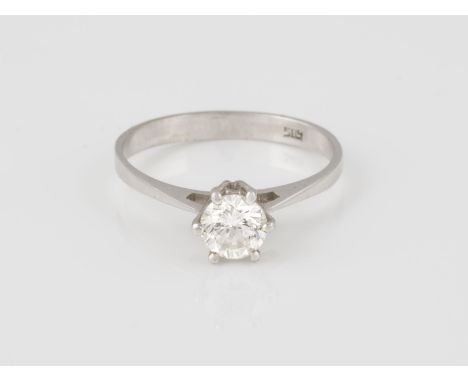 RING Weißgold. Ringmaß ca. 53, Ges.-Gew. ca. 1,7 g. Gest. 585. Ein Brillant, ca. 0,55 ct.