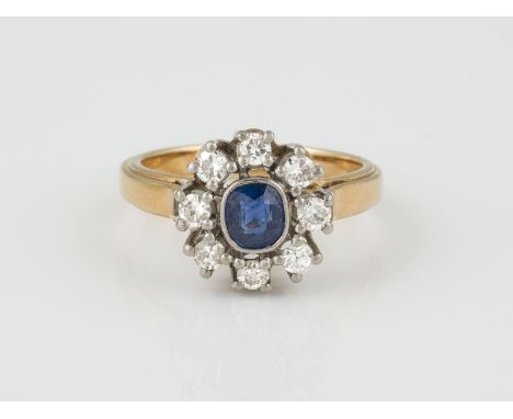 RING Gelbgold, Weißgold. Ringmaß ca. 54, Ges.-Gew. ca. 5,8 g. Gest. 585. Ein oval facettierter Saphir, ca. 0,50 ct., acht Bri